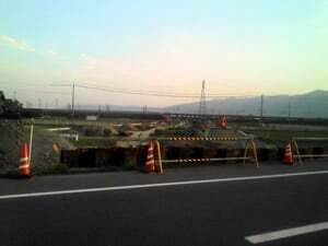 新幹線と高速道路建設中