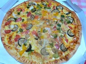 彩り野菜のピザ