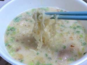 日清味の二重奏 Wホワイト濃厚とんこつ麺