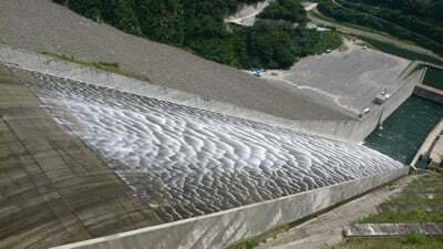 徳山ダムの放流