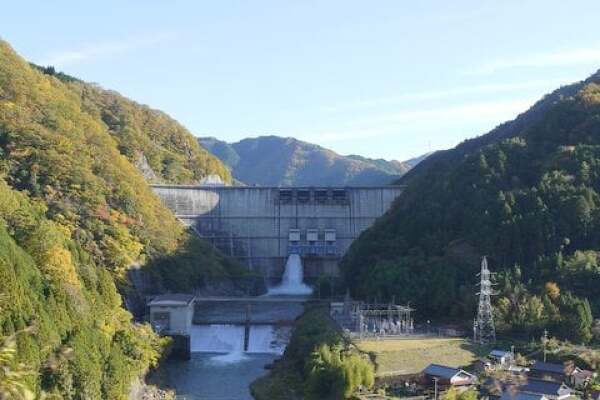 矢作ダムの直接放流の写真