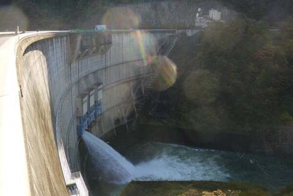 矢作ダムの直接放流の写真