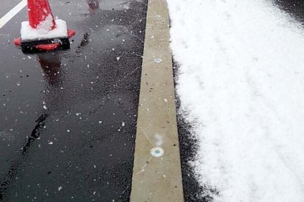 駐車場の雪どけの写真