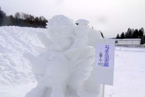 心打亭の前の雪像の写真