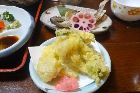 天ぷらとイワナの塩焼きの写真