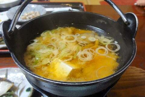 白山里の朝ご飯の味噌汁の写真