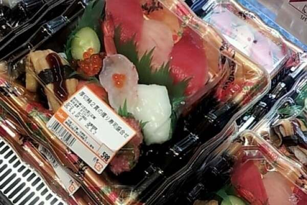 厚切りマグロ2貫のにぎり寿司の写真