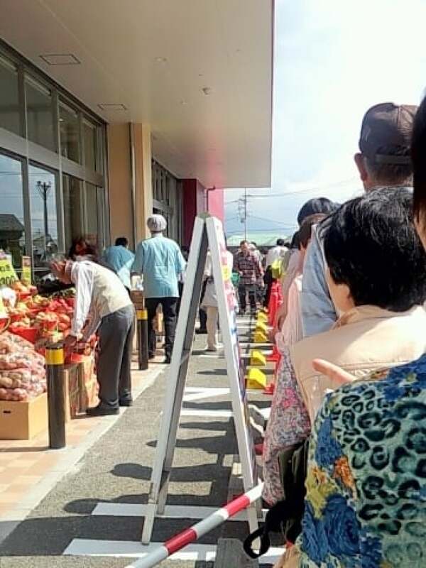 ベイシアスーパーマーケット富士吉田店のオープンの行列の写真