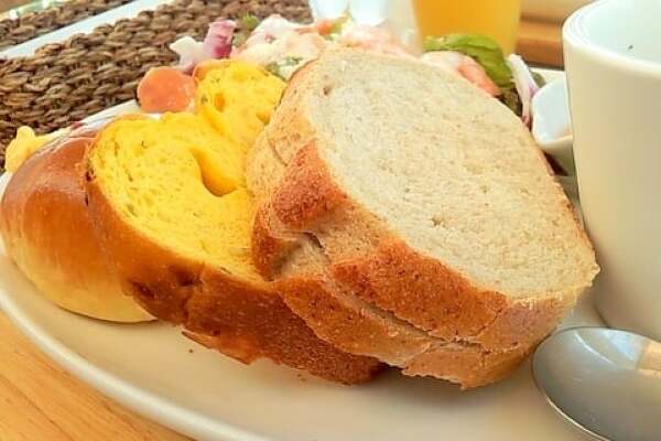 サラダセットのパンの写真