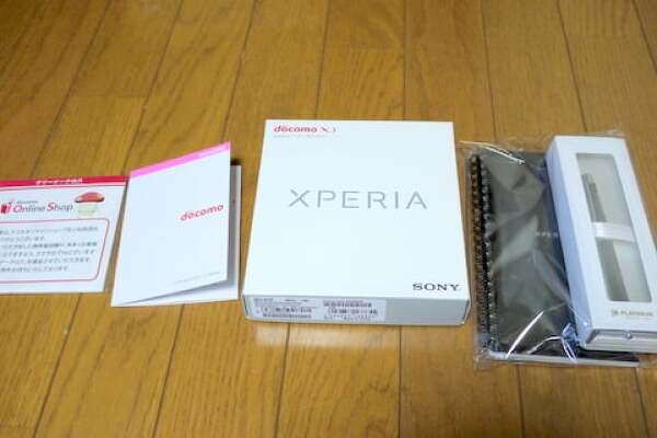 Xperia Z1 の外箱などの写真