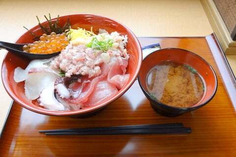魚太郎亭の海鮮丼の写真