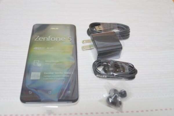 Zenfone5の付属品の写真