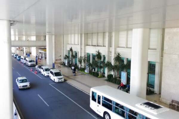 那覇空港の入り口の写真
