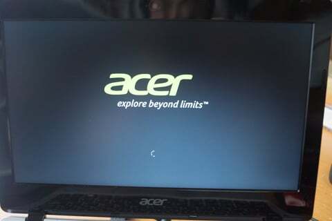 Acer Aspire E11の起動画面の写真