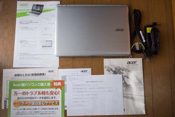 Acer Aspire E11の箱の中身の写真