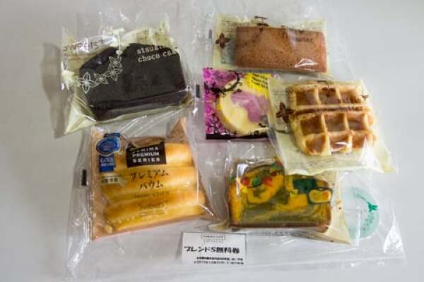 ファミリーマートの洋菓子福袋の写真