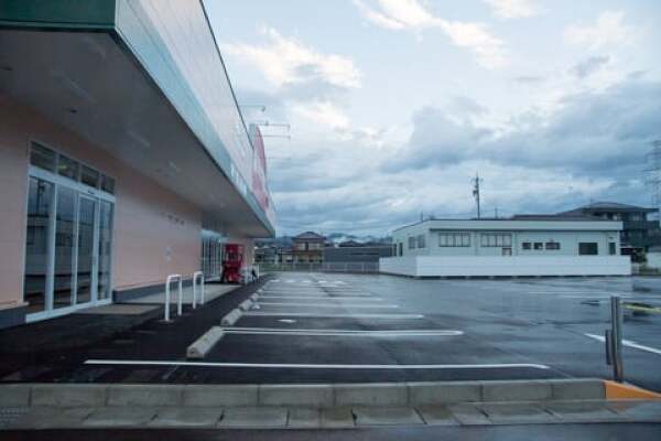 クスリのアオキ高富店の駐車場の写真