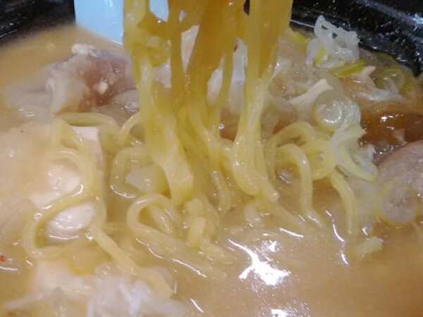 とん汁ラーメンの麺の写真