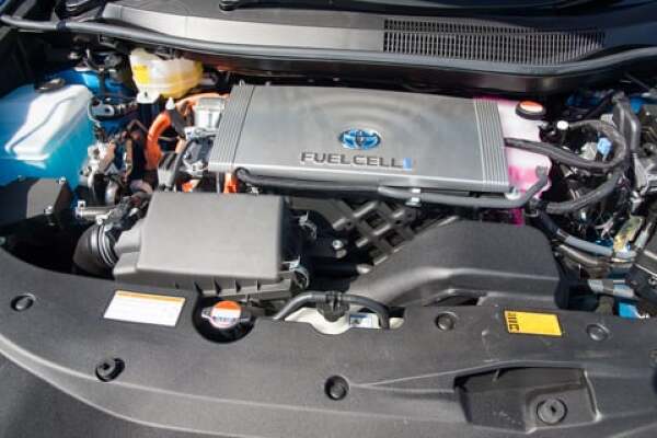 燃料電池車ミライのパワートレインルームの写真
