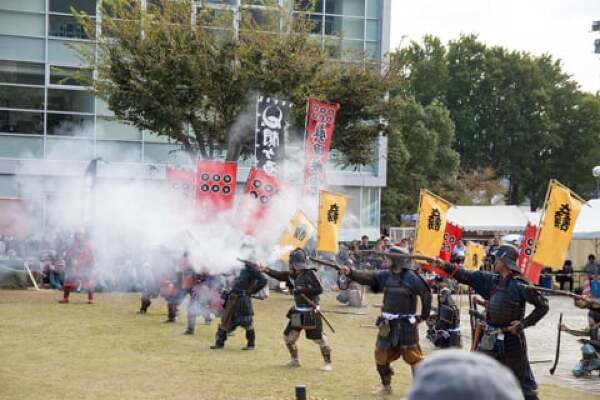 関ヶ原合戦祭りの鉄砲隊演舞の写真