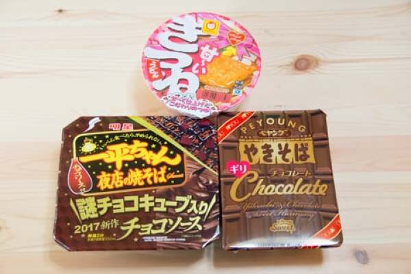 「ペヤングチョコレート焼きそば」「一平ちゃんチョコソース味」「甘ーいきつねうどん」の写真