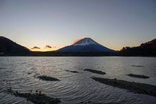 精進湖からの富士山の写真