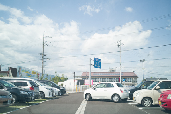コスモス長松店の駐車場の写真