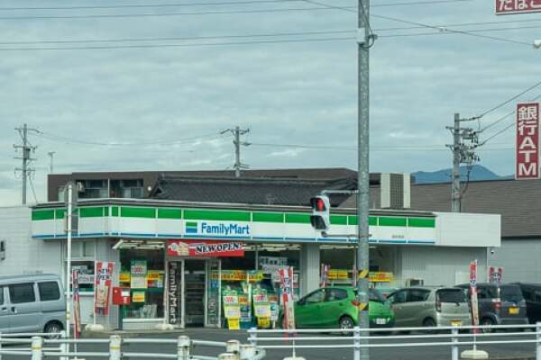 ファミリーマート坂本中町店の写真