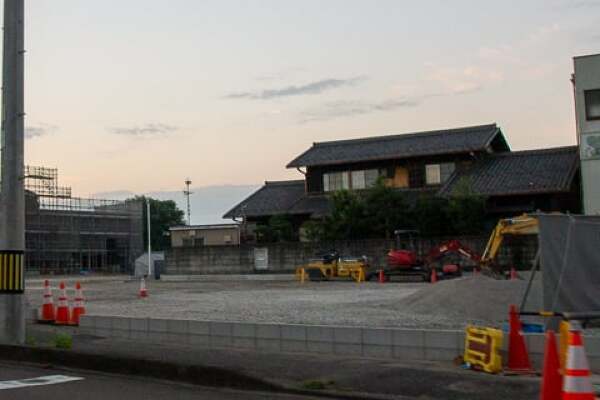 クスリのアオキ上川手店の駐車場の写真