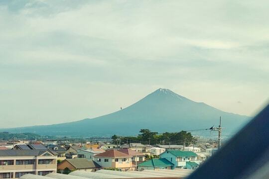 新幹線から見える富士山の写真