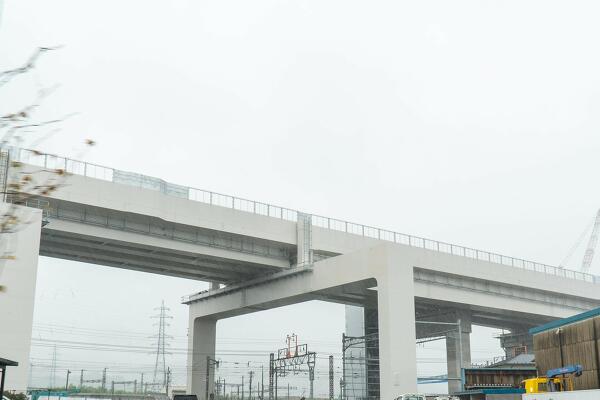 敦賀駅から南側の新幹線の高架の写真