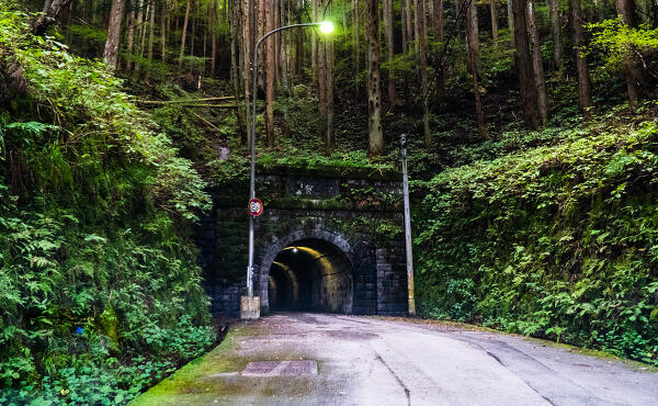 旧伊勢神トンネル（伊世賀美隧道）の入り口の写真