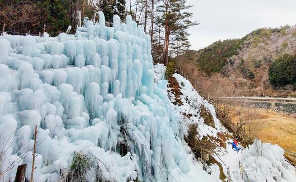 氷瀑を真横からの写真
