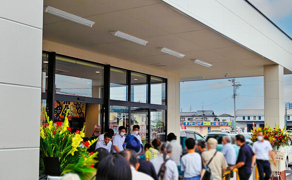 大阪屋ショップの愛知県初進出の開店前の写真