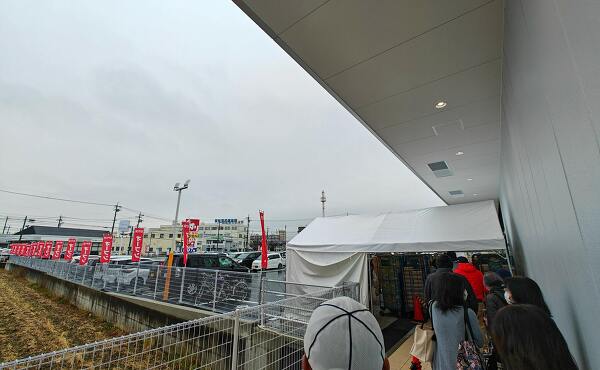 Ｆ☆マート桑名東店のオープン前の行列の写真