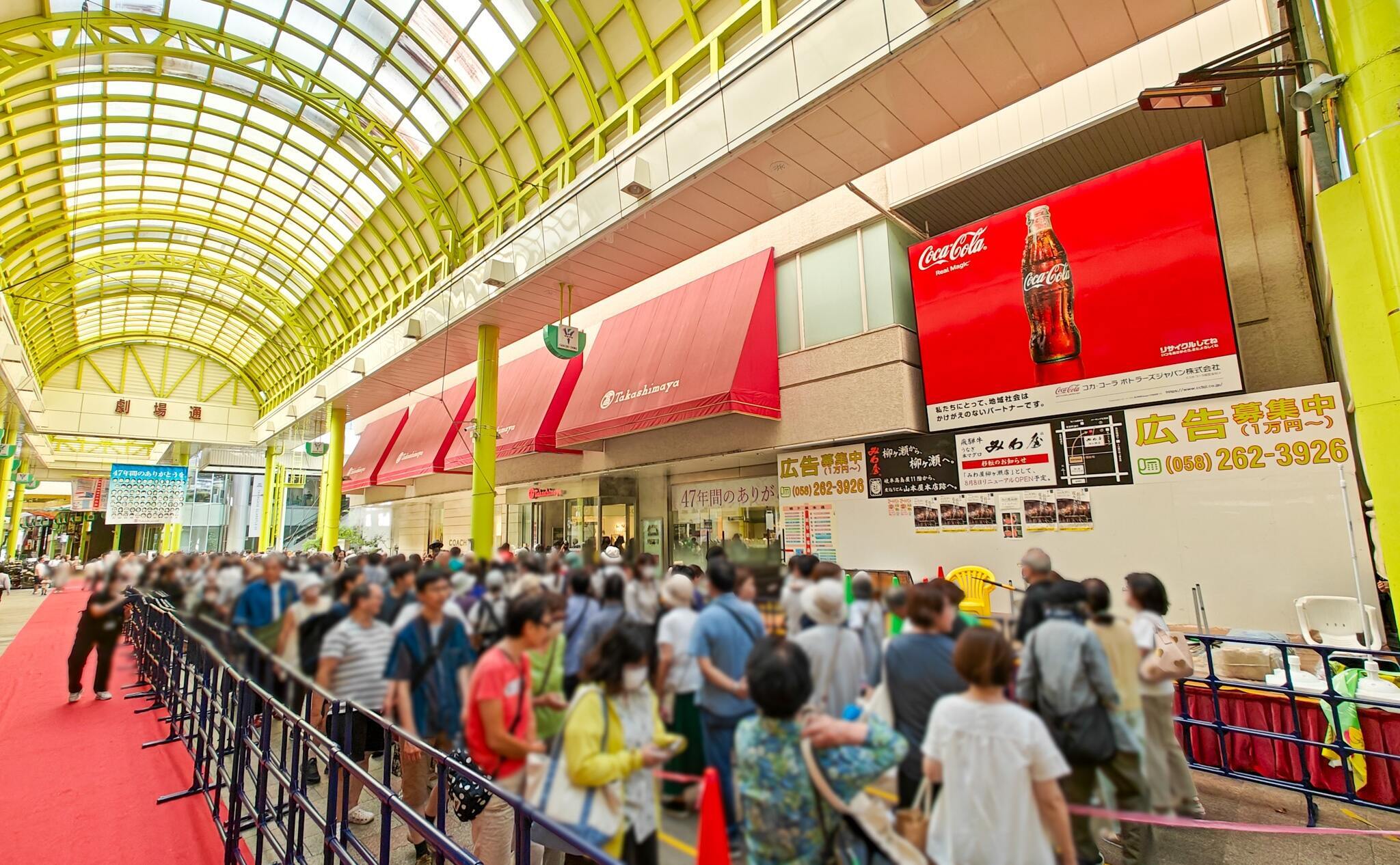 最終日は開店前から大行列の写真