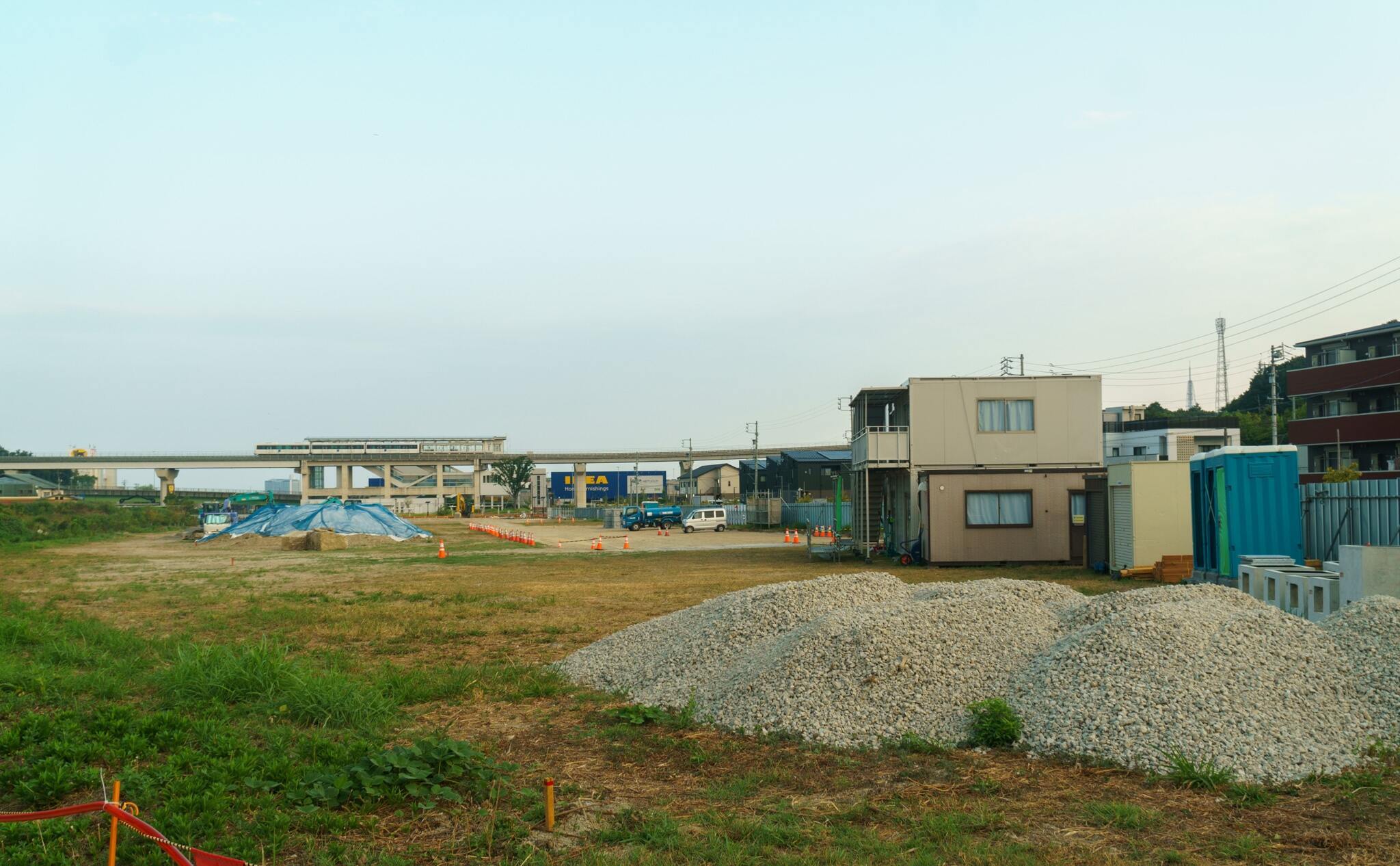 予定地とリニモの写真