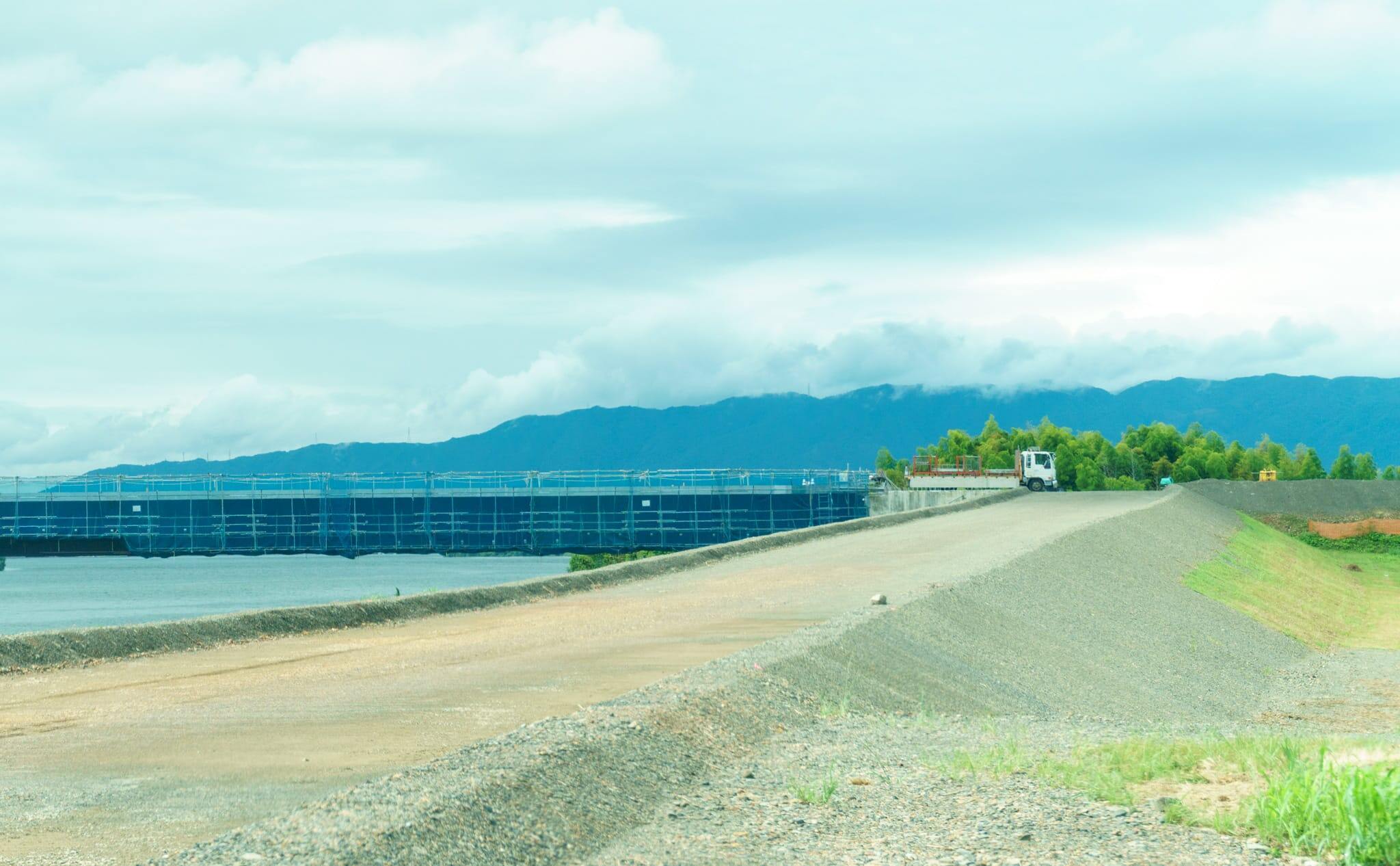 新濃尾大橋の道路の写真