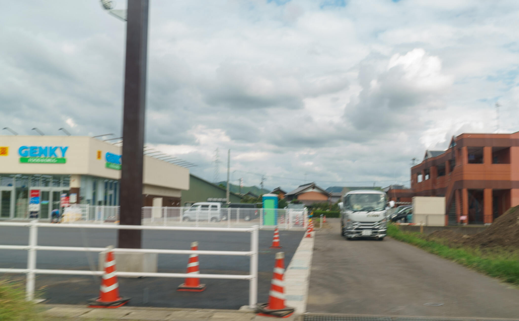 ゲンキー西郷店と駐車場の写真