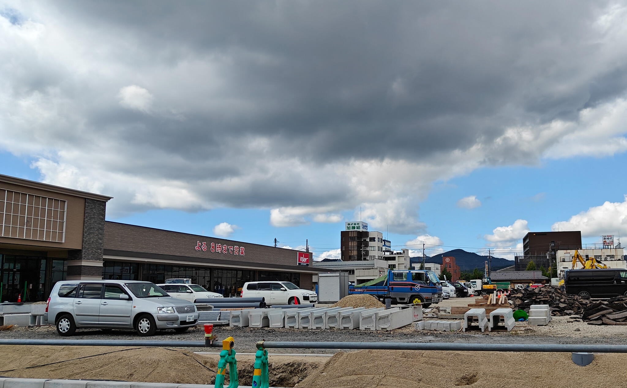 バロー多治見店と駐車場の写真