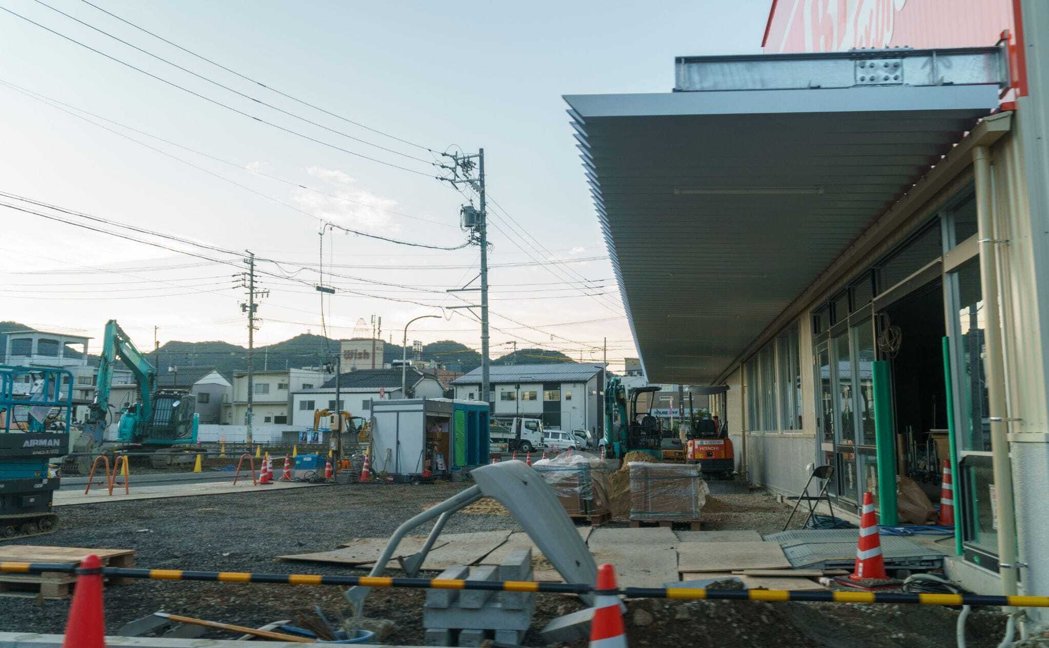 ザ・ビッグエクスプレス岐阜早田店と駐車場の写真