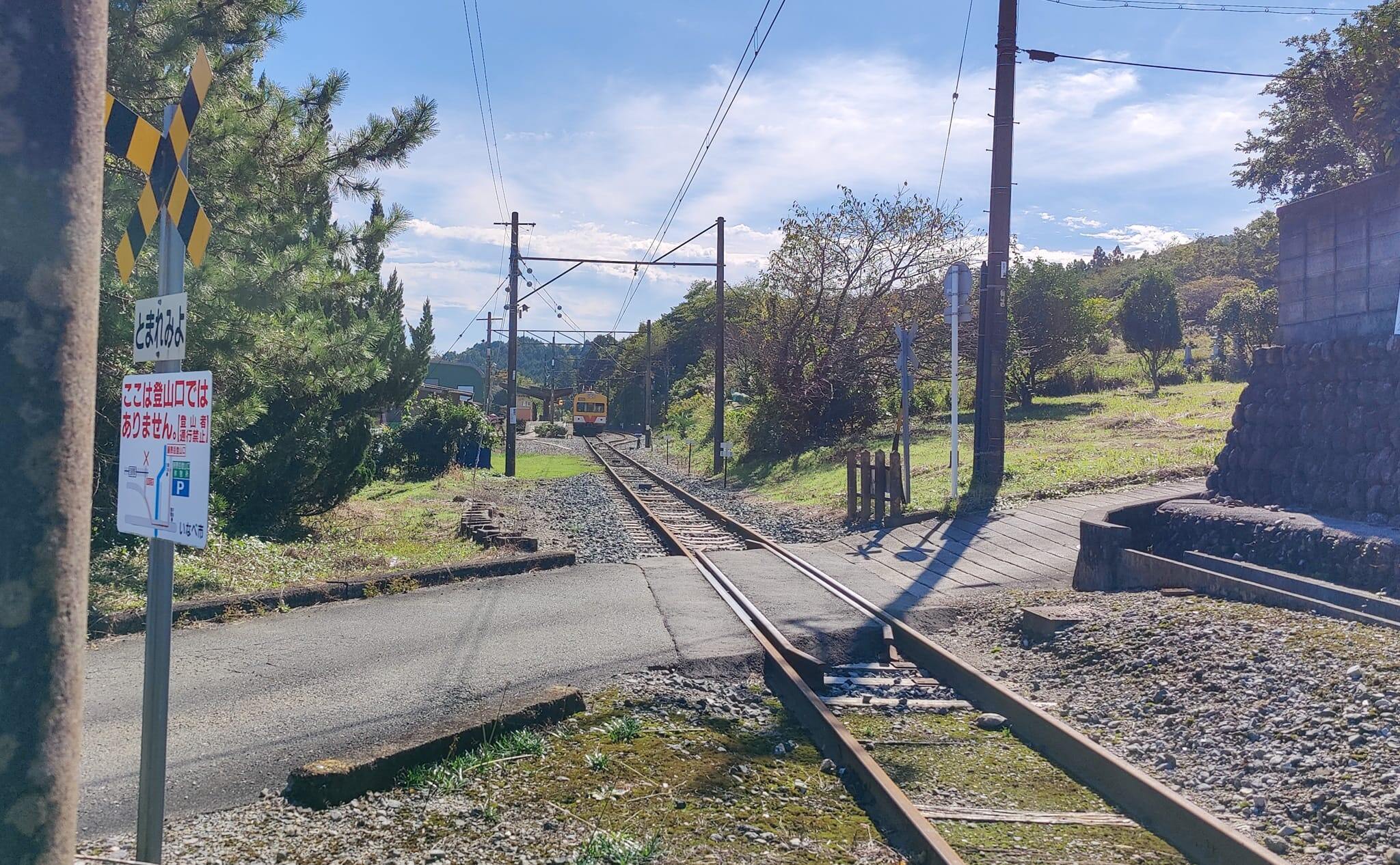 西藤原駅から踏切への写真