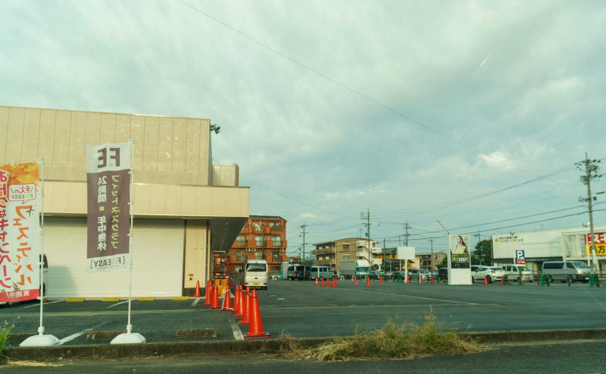 カネスエ応時店の駐車場の写真