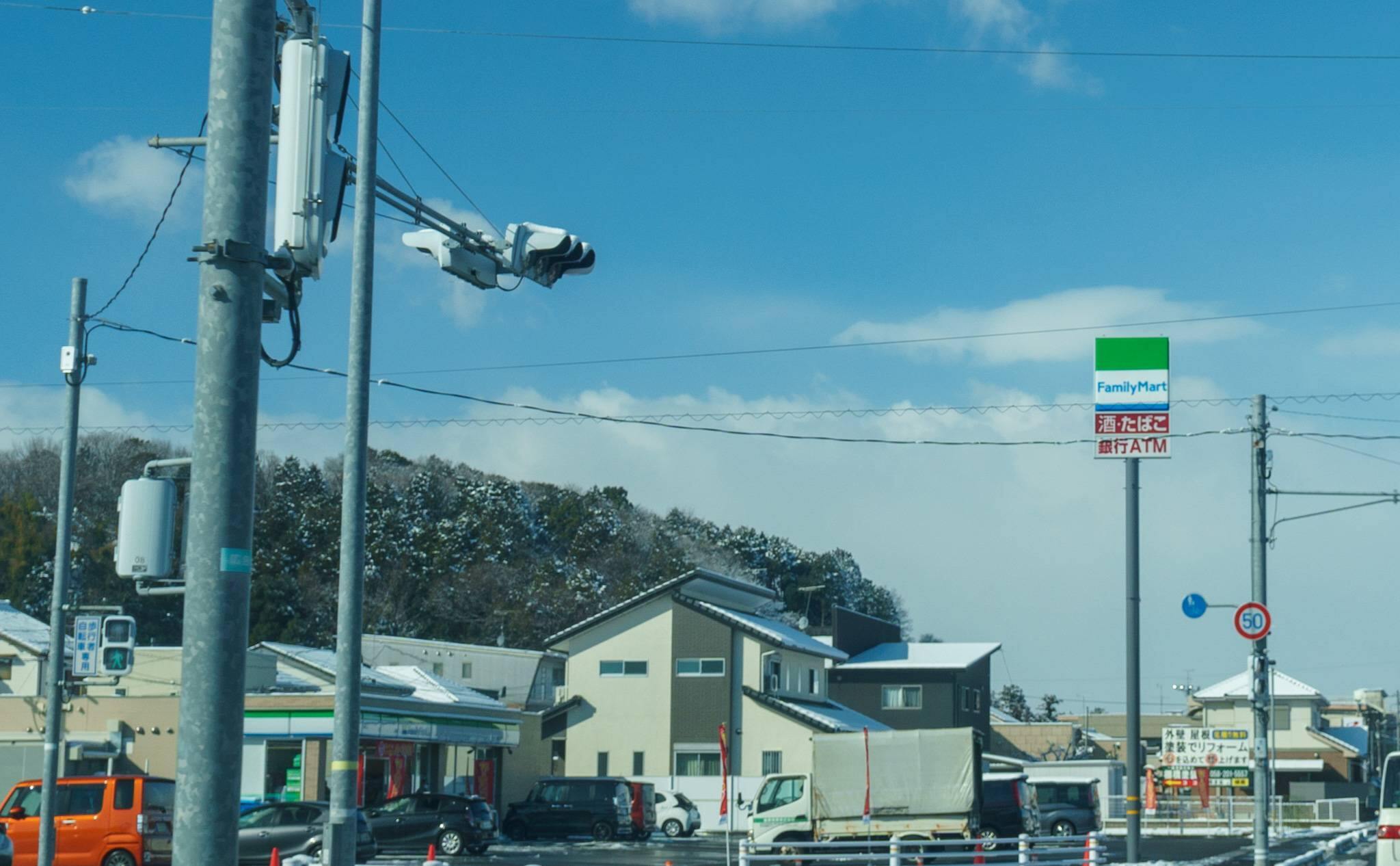 雪が残る中、ひときわ目立つファミリーマート岐阜さぎやま店の看板