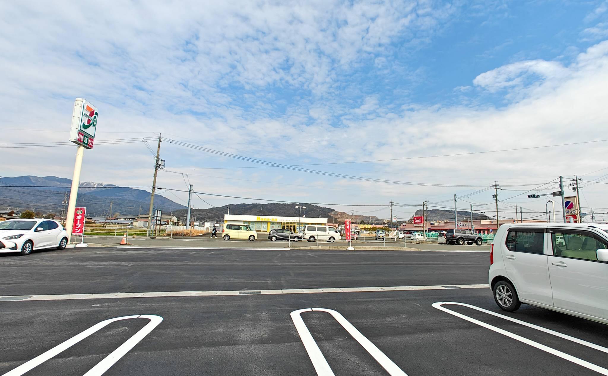 広い駐車場(大型車エリアもあり)