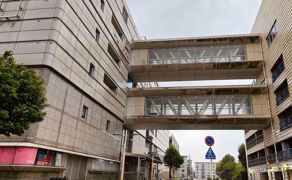 プリオの駐車場と本体棟との連絡通路