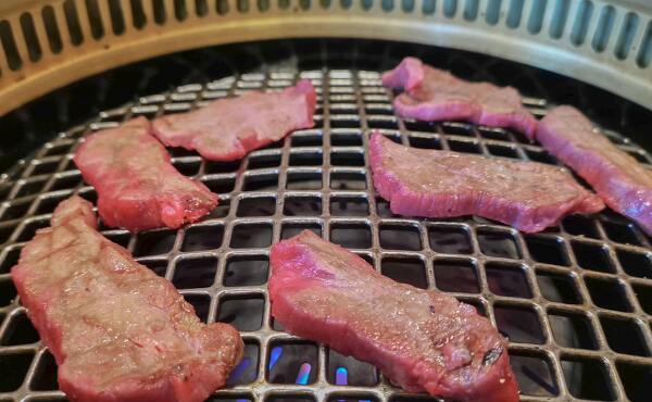 焼き肉街道の焼き肉のシーン