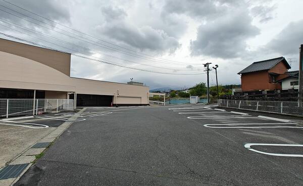 駐車場の白線