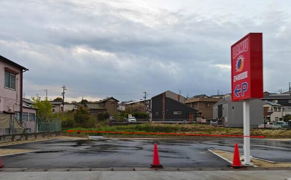 離れた土地の駐車場