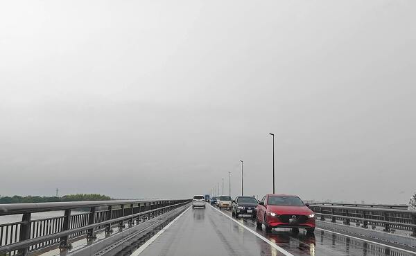 新濃尾大橋、雨の中の開通